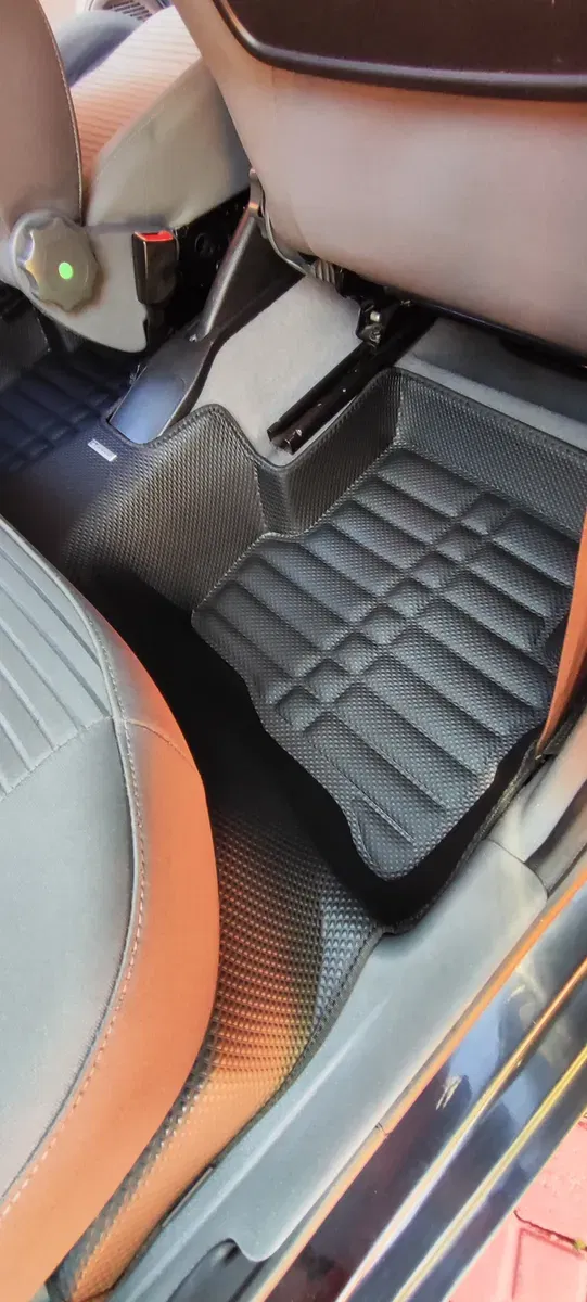 Tapete instalado em carro marrom